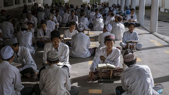 Ketahui arti Ar Raqib dalam Asmaul Husna dan cara meneladani sifat tersebut dalam kehidupan sehari-hari.