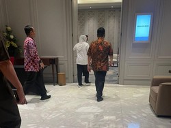 Khofifah Diam-diam Bertemu Sekjen Gerindra di Surabaya, Bahas Prabowo?