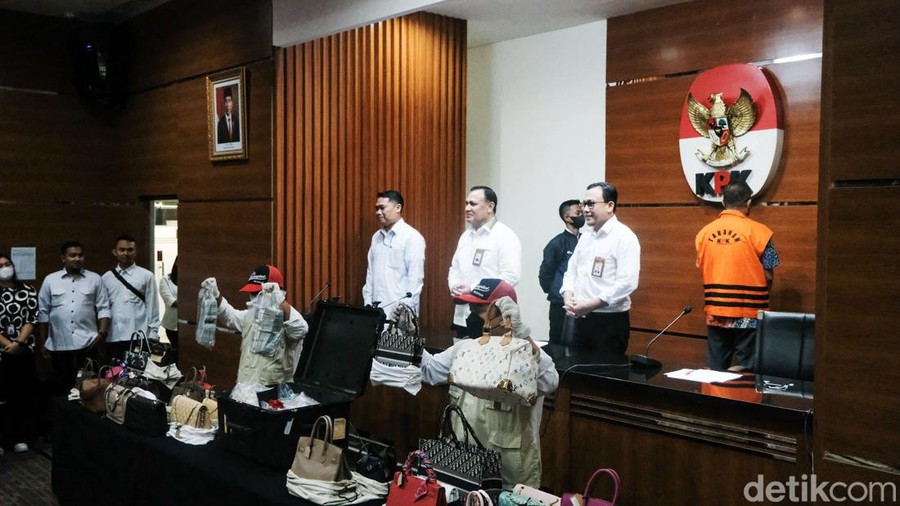 Puluhan tas branded seperti Christian Dior hingga Louis Vuitton (LV) dipamerkan KPK dalam kasus eks pejabat Ditjen Pajak Rafael Alun Trisambodo. Barang bukti uang juga ditunjukkan.