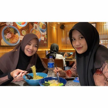 Lebaran Bareng, Ini 7 Potret Lutfiana Ulfa Kompak dengan Istri Pertama Syekh Puji