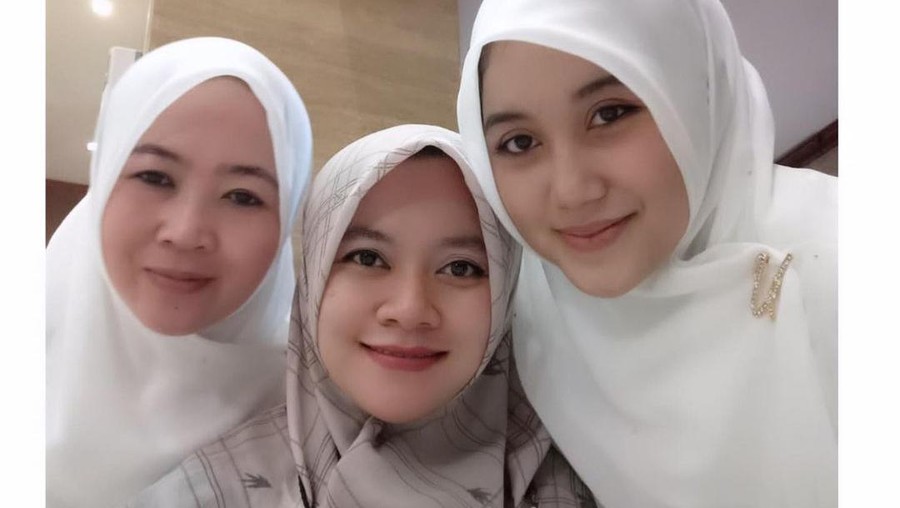 Lutfiana Ulfa & Istri Pertama Syekh Puji Lutfiana Ulfa & Istri Pertama Syekh Puji
