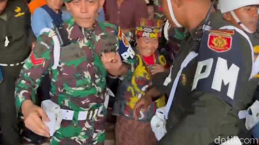 Massa membeludak, Ibu Ida Dayak batal obati pasien di Depok Massa membeludak, Ibu Ida Dayak batal obati pasien di Depok