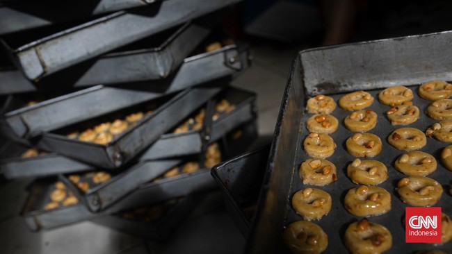 FOTO: Laris Manis Dapur Industri Kue Kering Rumahan Jelang Lebaran
