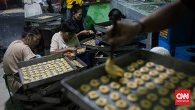 FOTO: Laris Manis Dapur Industri Kue Kering Rumahan Jelang Lebaran