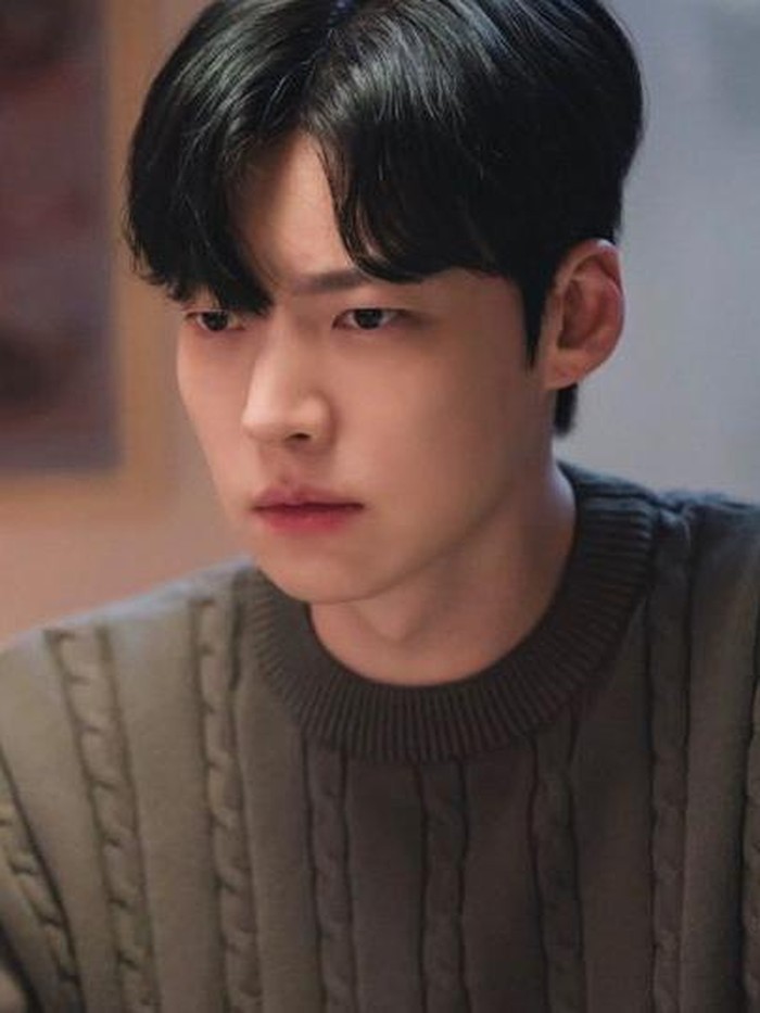 Memerankan tokoh yang menarik, Ahn Jae Hyun berhasil membuat para penonton semakin antusias melihat akting sang aktor dalam drama ini./ foto: instagram.com/kbsdrama