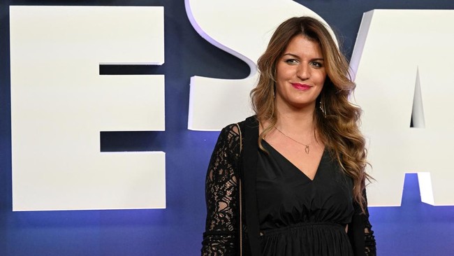 MenteriSosial Ekonomi dan Asosiasi Prancis Marlène Schiappa berpose dengan gaun putih menghiasi halaman utama atau cover majalah Playboy.