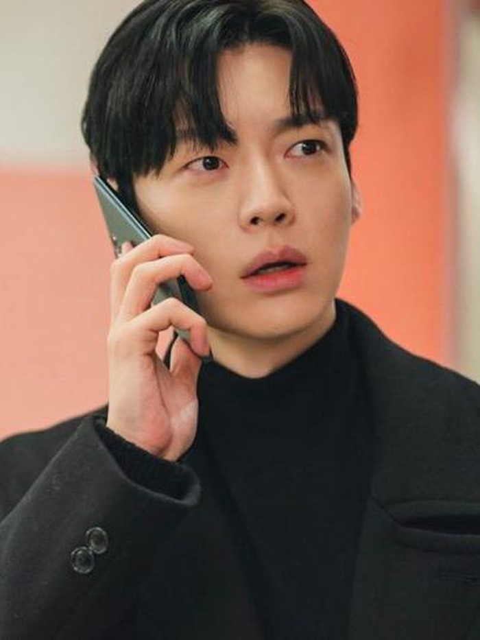 Meskipun auranya terlihat lebih dewasa, namun menurut netizen wajah Ahn Jae Hyun dinilai sangat awet muda dan tidak berubah sama sekali sejak awal kariernya sebagai aktor. Setuju nggak, Beauties?/ foto: instagram.com/kbsdrama