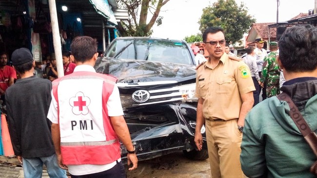 Pasutri jadi korban tewas dalam kecelakaan yang melibatkan mobil dinas Bupati Kuningan. Sopir mobil pun jadi tersangka.