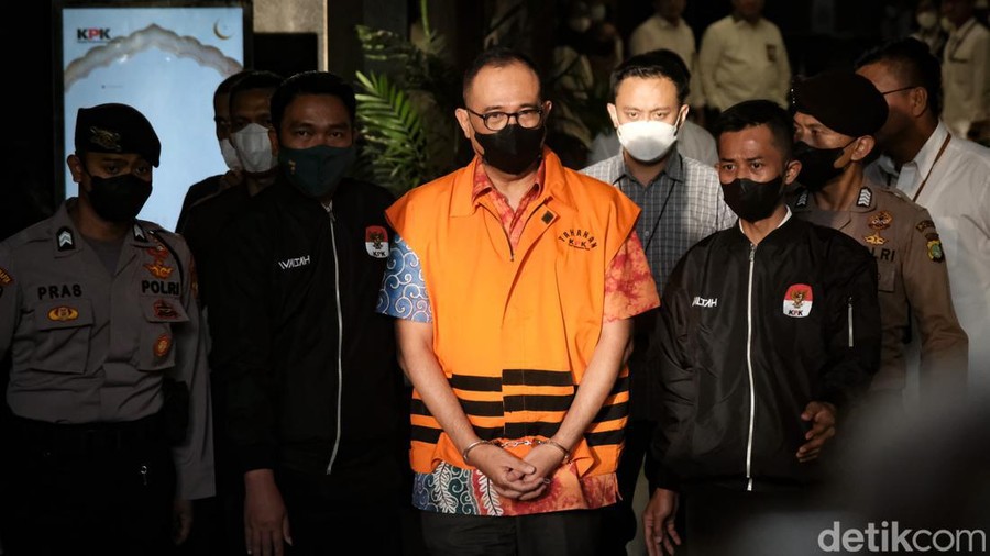 Momen Rafael Alun Resmi Ditahan KPK Rafael Alun memasuki mobil tahanan KPK usai konferensi pers di gedung KPK, Jakarta, Senin (3/4/2023).