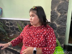 Cerita Warga Kecopetan di Tengah Antrean Pengobatan Ibu Ida Dayak