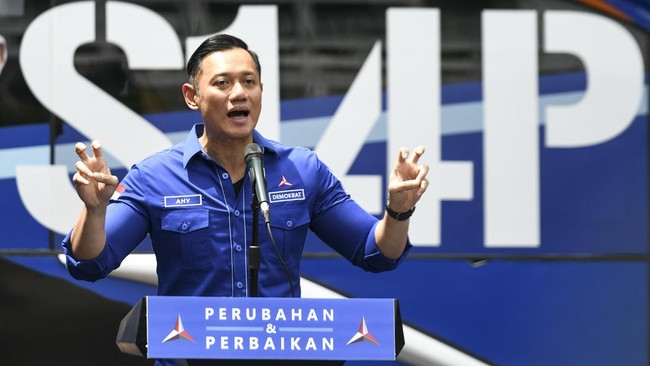 Ketum Demokrat AHY mengatakan kini oposisi politik juga dianggap sebagai musuh negara. Ia khawatir demokrasi berjalan mundur.