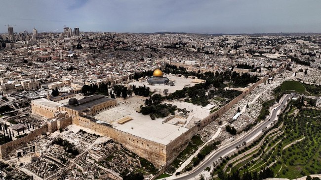Meski juga menjadi tempat suci bagi Yahudi, namun hanya umat Islam yang diizinkan melakukan kegiatan keagamaan di Kompleks Masjid Al Aqsa.