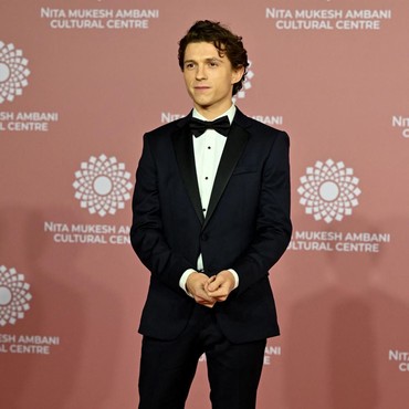 Tom Holland Puji 'Into the Spider-Verse' sebagai Film Laba-laba Terbaik