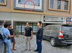 Polisi Cek Ruko Bambang Dilempar OTK Usai Viral Cor Jalan Pakai Uang Pribadi