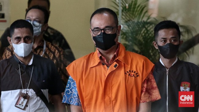 KPK memperpanjang masa penahanan mantan pejabat Ditjen Pajak Rafael Alun Trisambodo hingga satu bulan ke depan