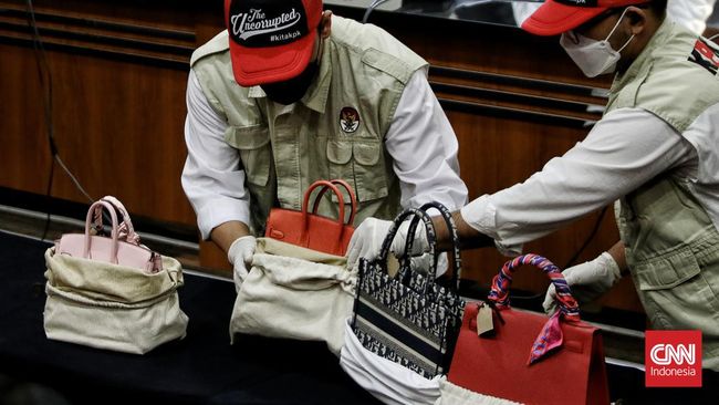 Deretan tas mewah istri Rafael Alun Trisambodo disita KPK. Berikut ini beberapa tas mewah dan harganya yang fantastis. 