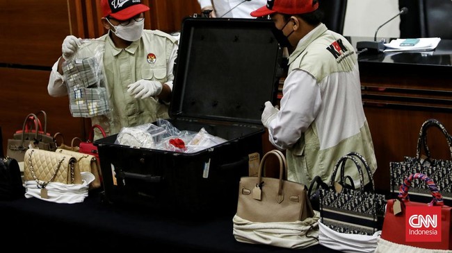 Selain istri dan anak Rafael Alun Trisambodo, penyidik KPK juga memeriksa Among Sandi Laksana dan Direktur CV Rajawali Diesel Untung Wijaya.