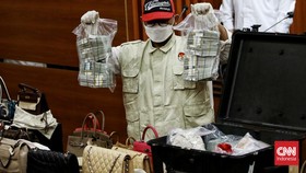 Safe Deposit Box Rafael yang Disita KPK Berisi Uang Rp32,2 Miliar