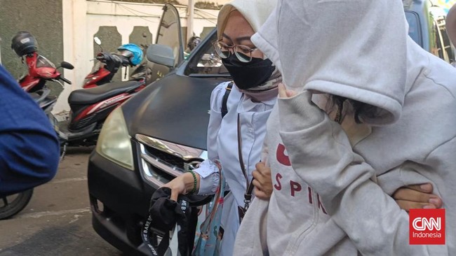 Anak perempuan berinisial AG tiba di Pengadilan Negeri (PN) Jakarta Selatan, Rabu (5/4) untuk menjalani sidang tuntutan kasus penganiayaan David Ozora.