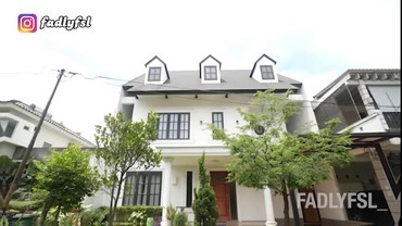 img-title Tak Ingin Kalah, 10 Potret Rumah Mewah Baru Fadly Faisal Kakak Fuji
