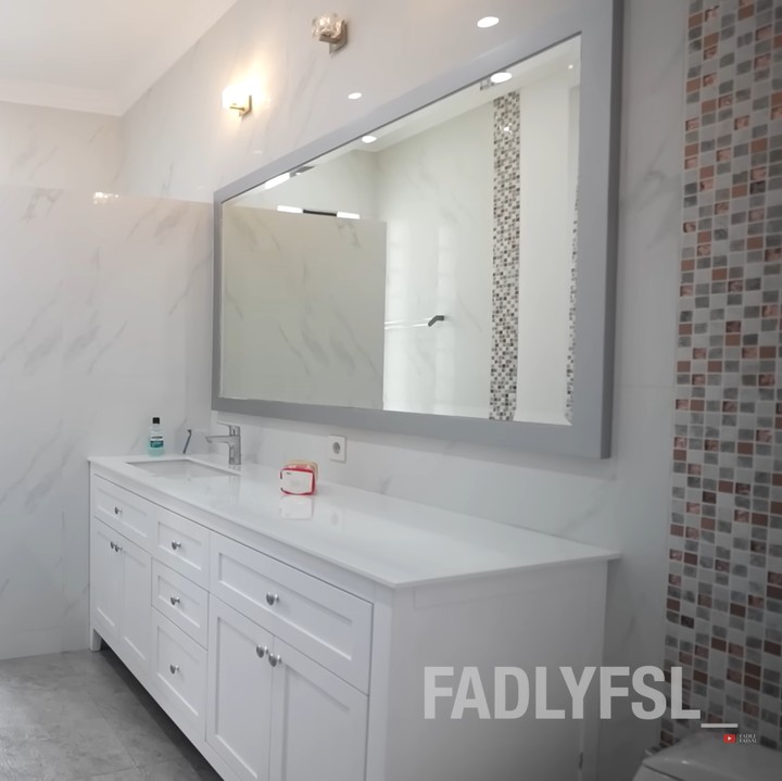 <p>Rumah Fadly Faisal juga memiliki kamar mandi yang dilengkapi walking closet untuk menyimpan berbagai outfit pribadi. (Foto: YouTube Fadli Faisal)</p>