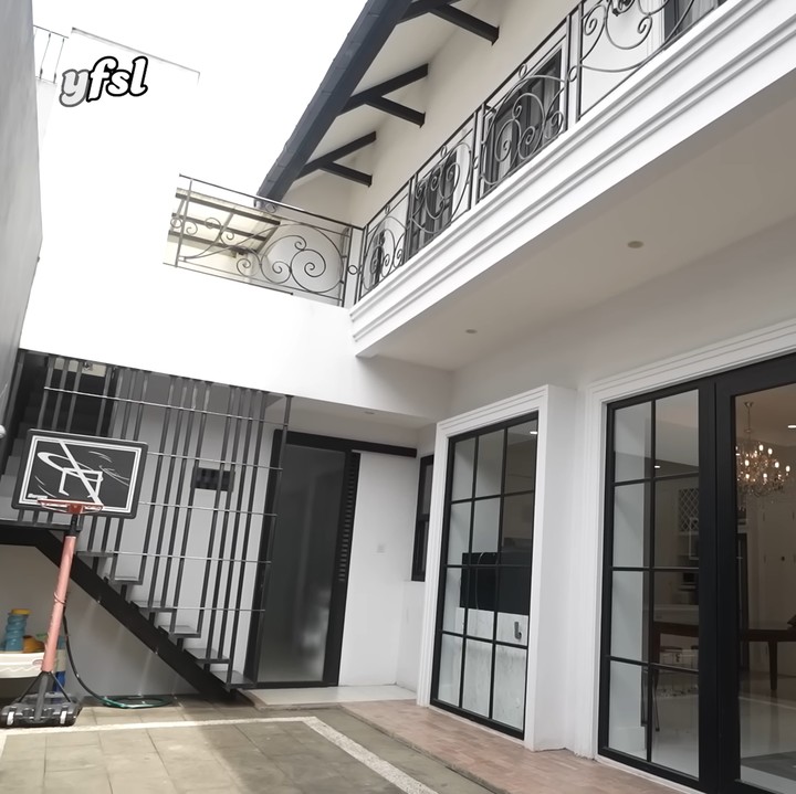 <p>Di bagian samping dapur dan ruang keluarga, terdapat area outdoor yang saat ini digunakan sebagai tempat bermain bola basket. Namun, Fadly berencana untuk menyulapnya jadi kolam renang. (Foto: YouTube Fadli Faisal)</p>