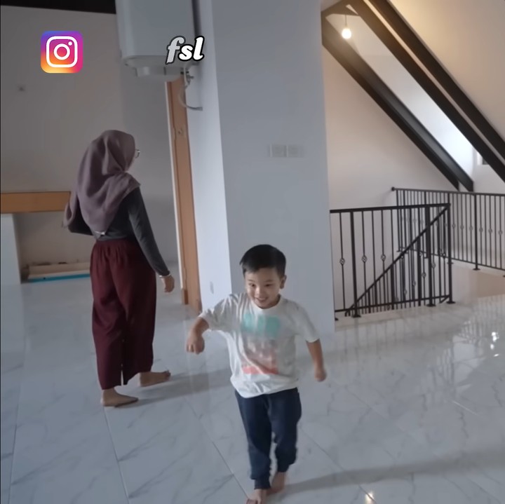 <p>Menariknya lagi, rumah Fadly dilengkapi dengan loteng yang terdapat di bagian paling atas. Tempat itu akan dimanfaatkan sebagai ruang rekreasi dan diisi dengan permainan seperti biliard dan ping pong. Gala Sky terlihat bersemangat dan puas berlari-lari di ruangan tersebut. "Gala suka enggak?" tanya Fadly. "Suka!" jawab Gala. (Foto: YouTube Fadli Faisal)</p>