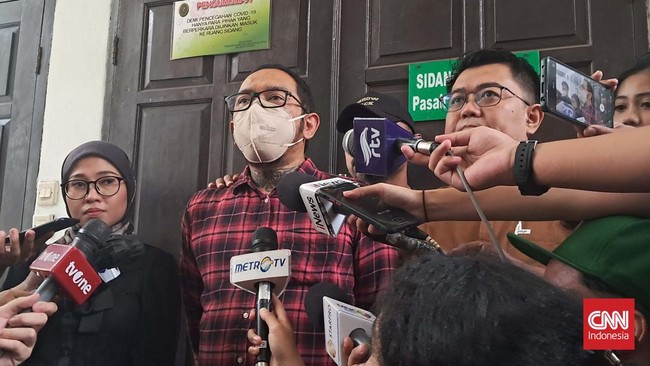 Ayah Cristalino David Ozora, Jonathan Latumahina menyoraki terdakwa Mario Dandy Satriyo di sidang perdana kasus penganiayaan di PN Jaksel, Selasa (6/6).