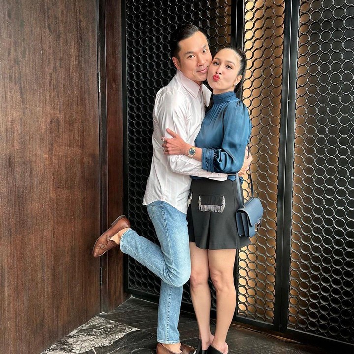 <p>Sudah menikah selama 6 tahun, Sandra Dewi dan Harvey Moeis selalu terlihat mesra dan harmonis. Keduanya tak pernah terseret gosip miring, Bunda. (Foto: Instagram @sandradewi88)</p>