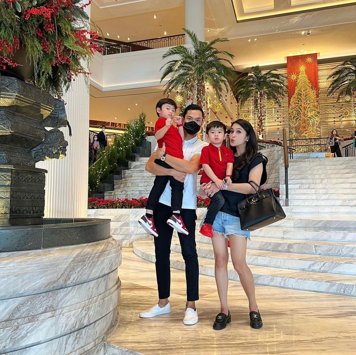 <p>Dari pernikahan tersebut, pasangan ini sudah dikaruniai dua anak laki-laki yaitu Raphael Moeis dan Mikhael Moeis yang kini berusia 5 tahun dan 3 tahun. (Foto: Instagram @sandradewi88)</p>