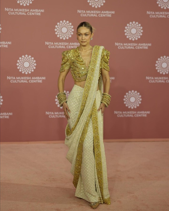 Saree couture yang dikenakan Gigi Hadid merupakan rancangan Abu Jani Sandeep Khosla yang dibuat di kawasan Lucknow, India. Hadid menerangkan dalam Instagram story bahwa saree membutuhkan waktu setahun pembuatan. Foto: instagram.com/vogueindia/Sajal Kapoor