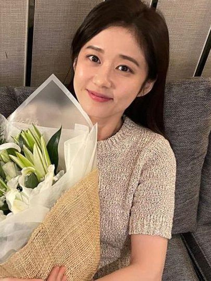 Sementara itu, Jang Nara juga melangsungkan pernikahannya dengan non-selebriti pada tahun 2022 lalu. Wah, sepertinya Jang Nara terlihat semakin awet muda setelah menikah, ya! Bagaimana menurutmu, Beauties?/ foto: instagram.com/nara0318
