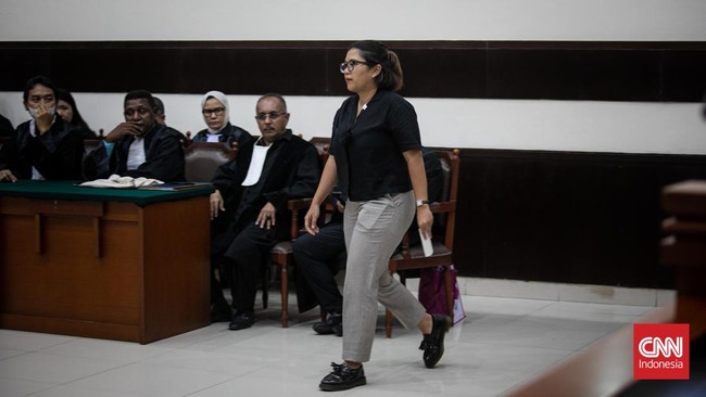 Mantan Koordinator KontraS Fatia Maulidiyanti juga divonis bebas dalam kasus dugaan pencemaran nama baik Luhut Binsar Pandjaitan.