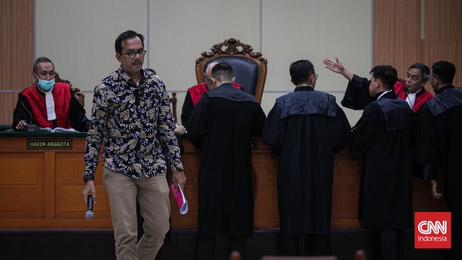 Haris Azhar memprotes jaksa yang meminta sidang tidak diliput media karena alasan membahas pertahanan negara.
