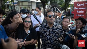 Pengacara Kritisi Pemisahan Berkas Perkara Haris-Fatiah versus Luhut