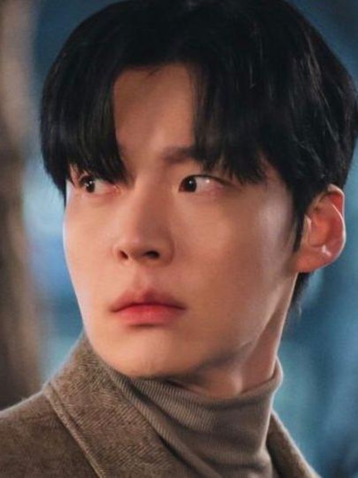 Sukses dengan drama Love With Flaws pada tahun 2020 lalu, aktor tampan Ahn Jae Hyun akhirnya kembali dengan drama terbaru setelah tiga tahun hiatus./ foto: instagram.com/kbsdrama
