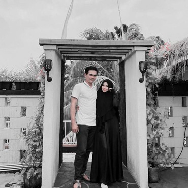 Reaksi Istri Baru Teddy Syach soal Foto Rina Gunawan yang Dipajang di Rumah