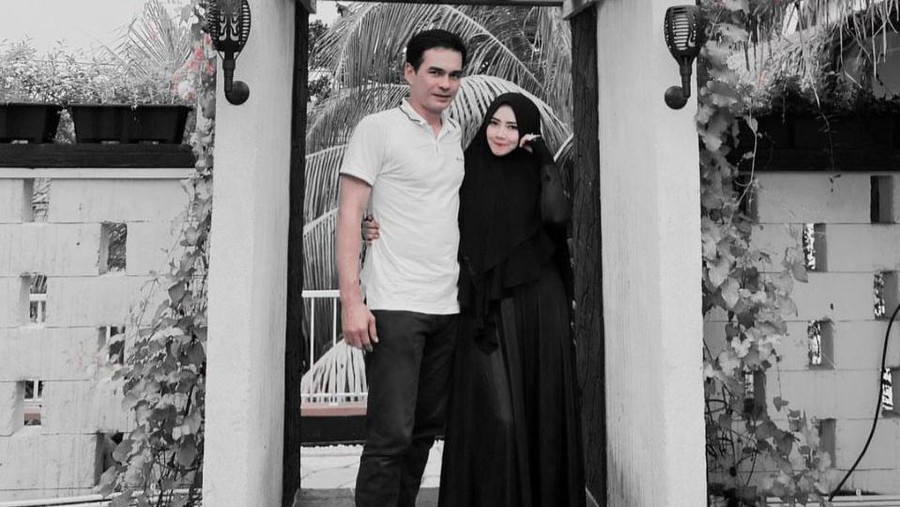 Reaksi Istri Baru Teddy Syach soal Foto Rina Gunawan yang Dipajang di Rumah