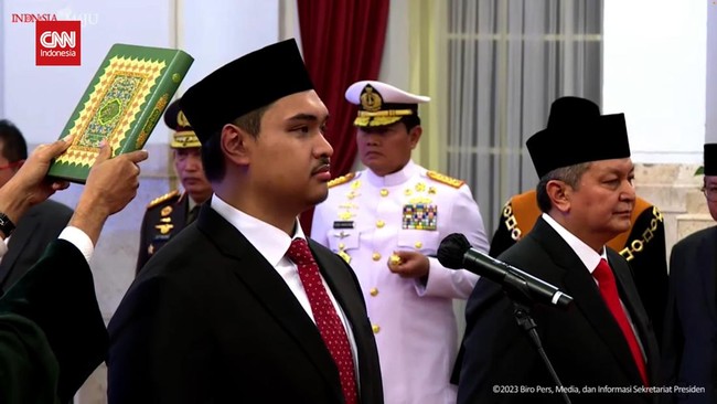 Menpora baru Dito Ariotedjo mengaku sebagai menteri termuda dalam sejarah usai dilantik Presiden Joko Widodo (Jokowi) di Istana Negara, Senin (3/4).