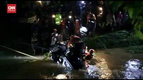 VIDEO: Mobil Masuk Sungai Terseret Banjir, Kakak-Adik Tewas