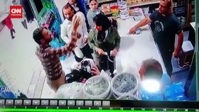 VIDEO: Dua Wanita Tak Berhijab Jadi Korban Pelemparan Yoghurt di Iran