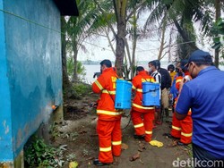 Rumah Warga yang Diserang Ulat Bulu di Asahan Disemprot Racun Serangga