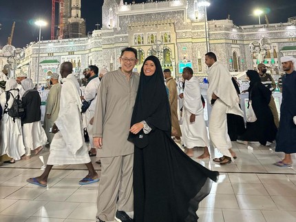 7 Potret Titi Radjo Umrah Bersama Suami, Rasakan Pengalaman Spiritual yang Indah