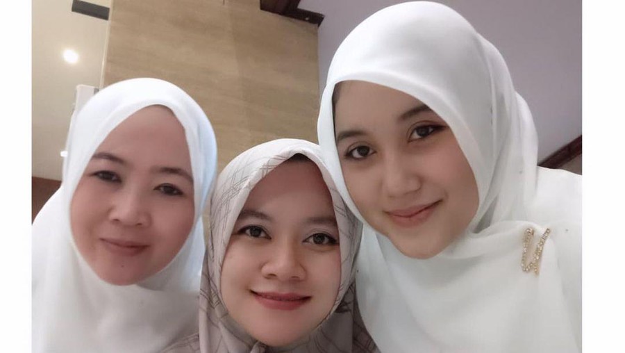 Ummi Pujiono, Lutfiana Ulfa, dan Meydora
