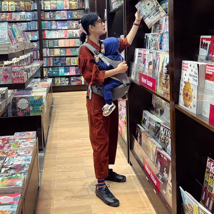 <p>Istri Tri Goffarudin Pulungan itu tak pernah meninggalkan anak-anaknya di waktu luang. Ia bahkan kerap mengajak baby Rakhan jalan-jalan ke mal untuk bersantai. Meski tampil sederhana ketika hangout, Uut tetap terlihat modis ya? (Foto: Instagram @uutpermatasari)</p>