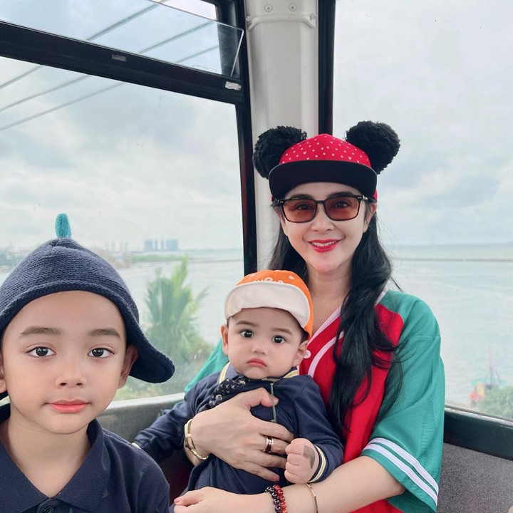 <p>Uut Permatasari tengah menjalani peran sebagai Bunda dua anak. Pada akhir 2022 lalu, ia dikaruniai anak kedua bernama Rafaizan Rakhan Athallah Pulungan. Sementara itu, ia juga memiliki putra bernama Rafif Athallah Pulungan yang sudah berusia 5 tahun. (Foto: Instagram @uutpermatasari)</p>