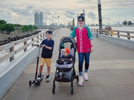 5 Gaya Santai Uut Permatasari Saat Momong Anak, Bunda Pasti Relate