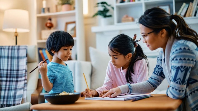 7 Kebiasaan Buruk Belajar yang Sering Dilakukan Anak Tanpa Sadar, Waspadai Bun!