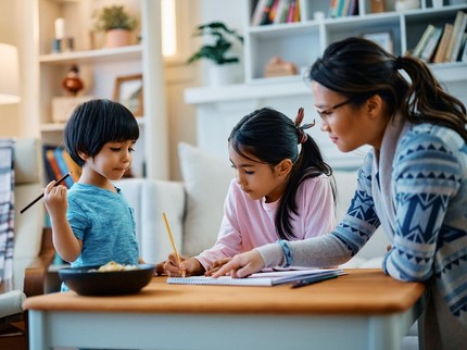 7 Kebiasaan Buruk Belajar yang Sering Dilakukan Anak Tanpa Sadar, Waspadai Bun!