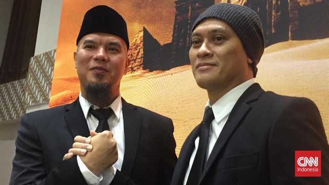 Ahmad Dhani cerita kisah di balik kolaborasi Dewa 19 dengan musisi internasional untuk Love is Blind yang MV-nya resmi rilis Selasa (4/4). 